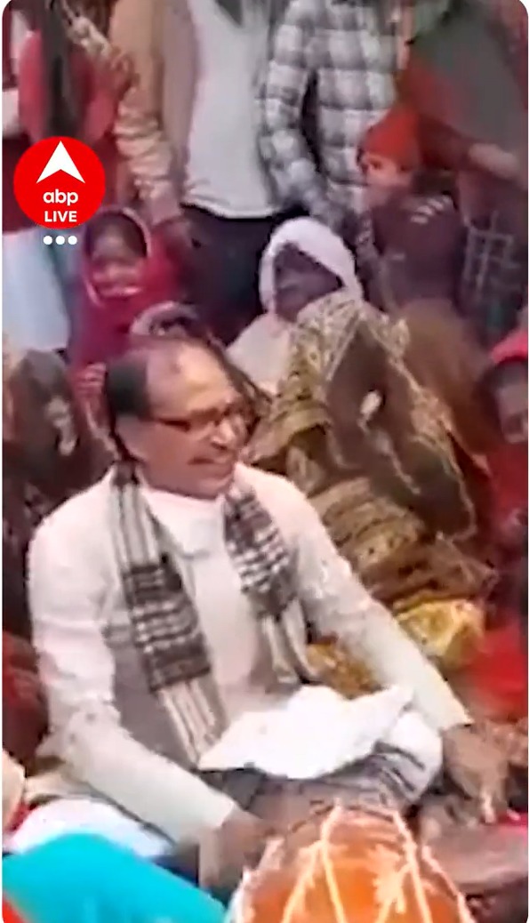 MP CM Shivraj Singh Chouhan sings with women like this #shorts