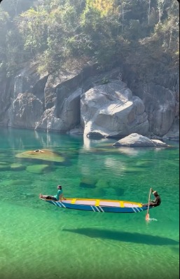 How relaxing does @dr.alap.vaidya’s day look? 🚣‍♂️ This crystal clear Dawki River is truly a sight to behold, especially during the winter months from October to early March when the water is at its clearest. ☀️
