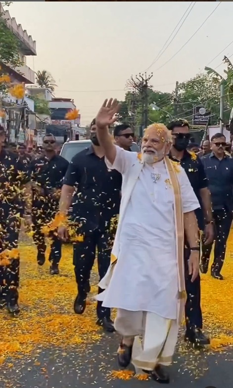Kerala welcomes PM Modi with flowers and affection!