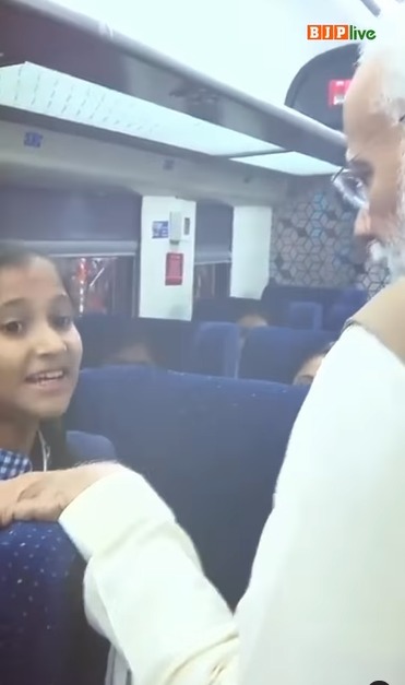 ‘वंदे भारत ट्रेन’ में जब पीएम Narendramodi ji को छात्राओं ने सुनाई कविता…