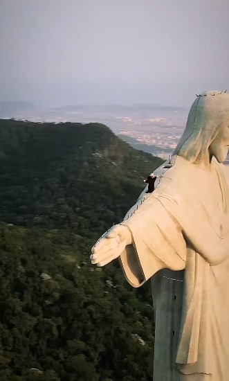 @pedroscooby captures a moment of sheer awe at the Christ the Redeemer!