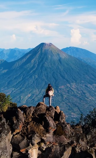 📍 Puncak Kawah Gunung Sumbing, Indonesia 🎶 a2zMP3 – Gravity