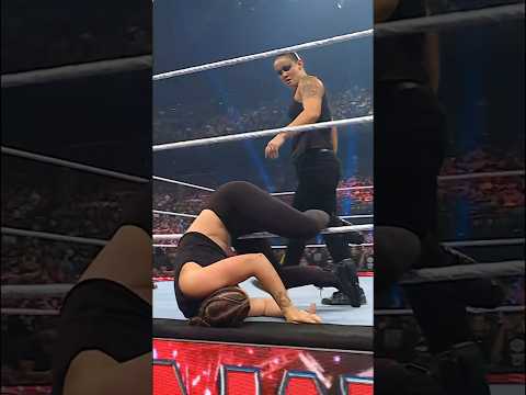 Shayna Baszler connects with the knee to Ronda Rousey 😯