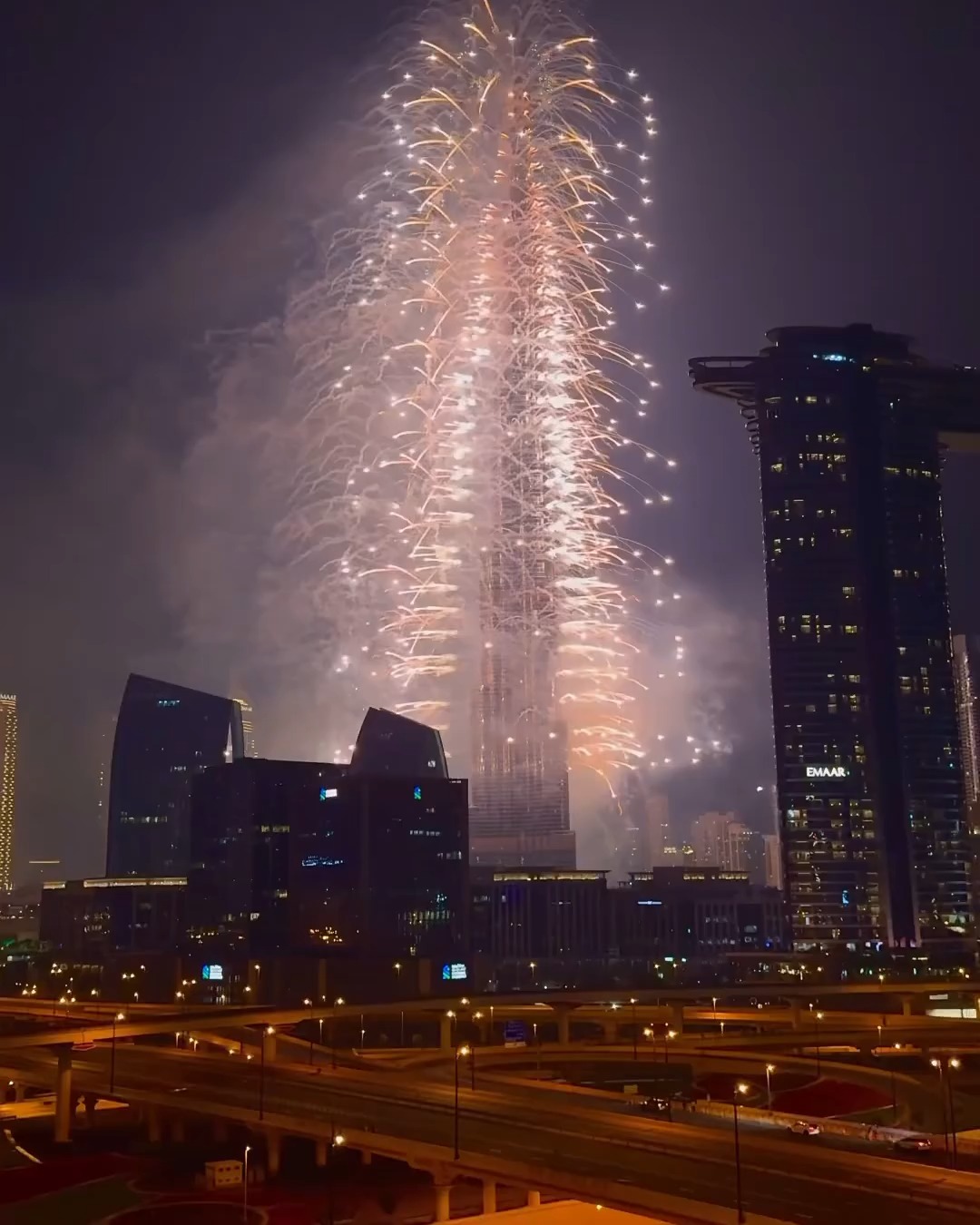 That’s how Dubai welcomed 2024 with a bang! 🥳✨🥂 A night to remember 🎇