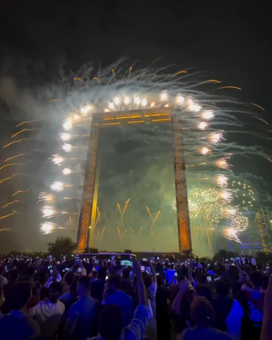 That’s how Dubai welcomed 2024 with a bang! 🥳✨🥂 Happy New Year