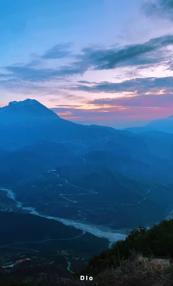 📍Tzoumerka Mountains ⛰️ + Arachthos River 💦 at Sunset 🌅 💛🧡✨ Epirus, Greece 🇬🇷