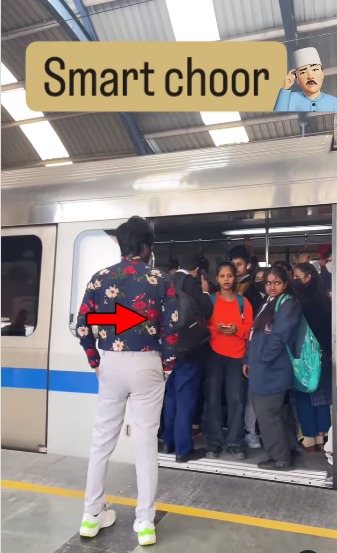 Smart snatch Delhi metro
