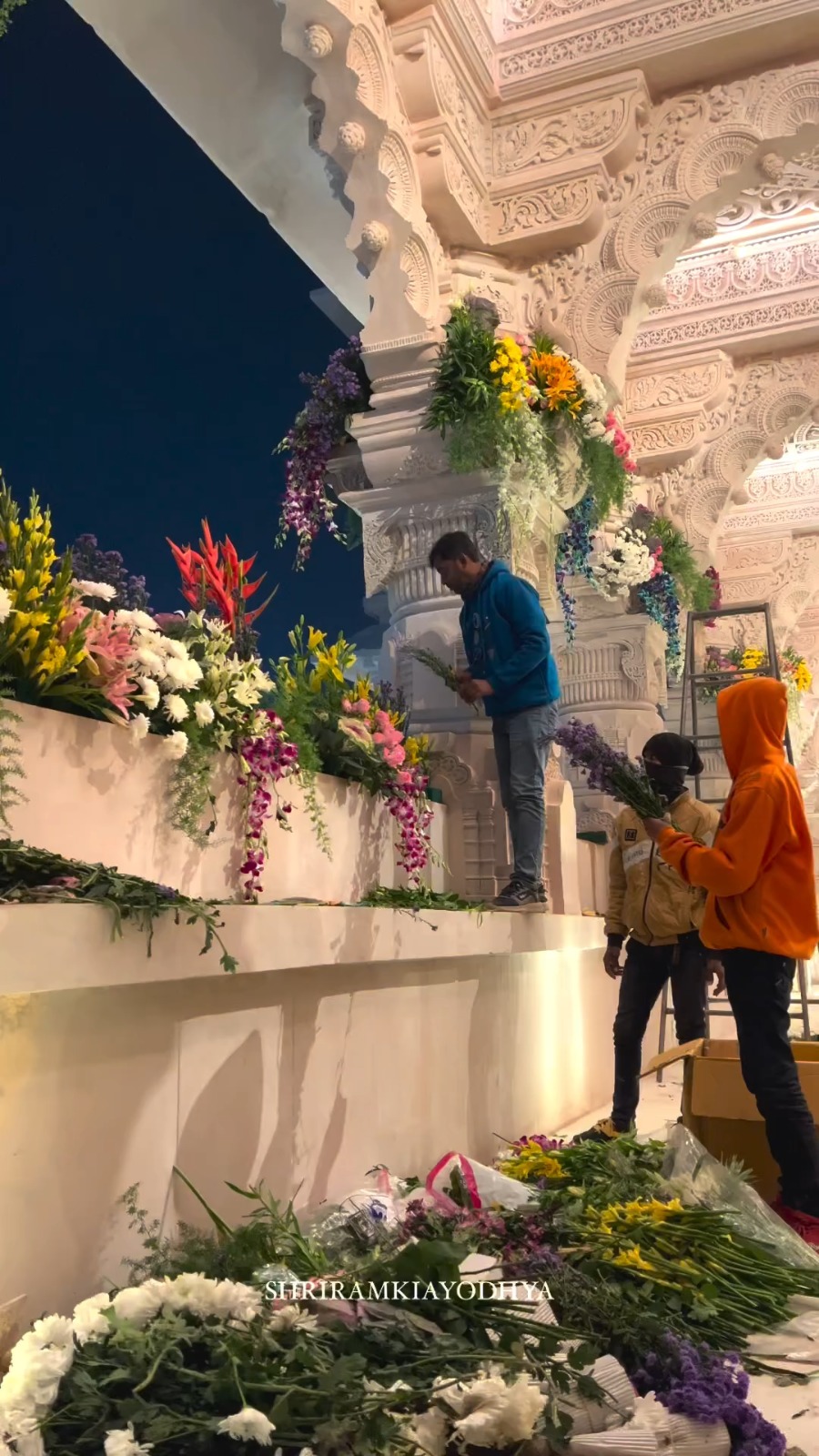 श्रीरामलला के स्वागत हेतु श्रीरामजन्मभूमि फूलों से सज्जित हो रही है 🙏🏻