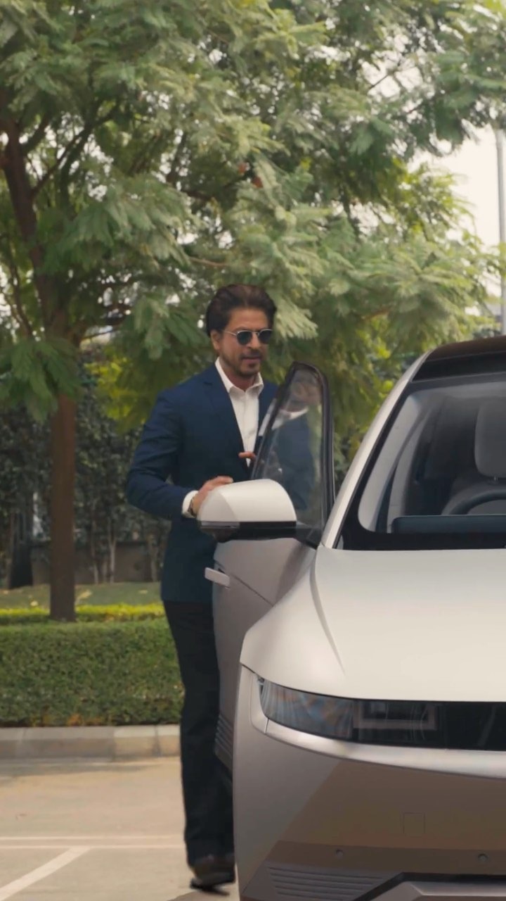 Witness the breathtaking moment as iamsrk’s first ever electric vehicle – the Hyundai IONIQ 5 arrives in style. This is no ordinary delivery, it’s an iconic experience like never before!