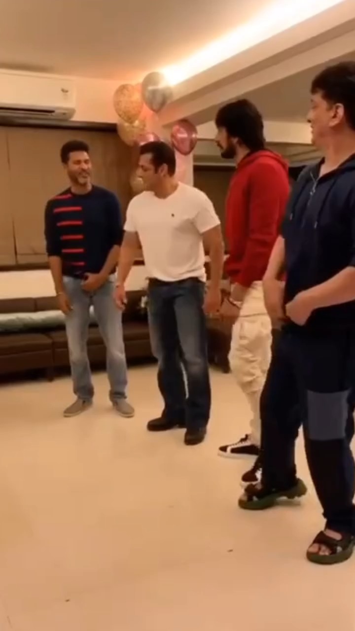It’s Bhaijaan’s birthday and what better than a throwback video of him dancing! Look at that swag 🤩‼️