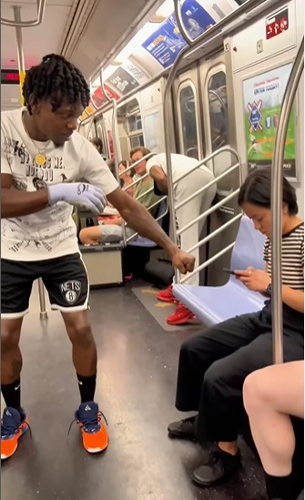 They Have A Special Guest 👮‍♂️ Exchange Wonderful Vibes In Subway 🚇