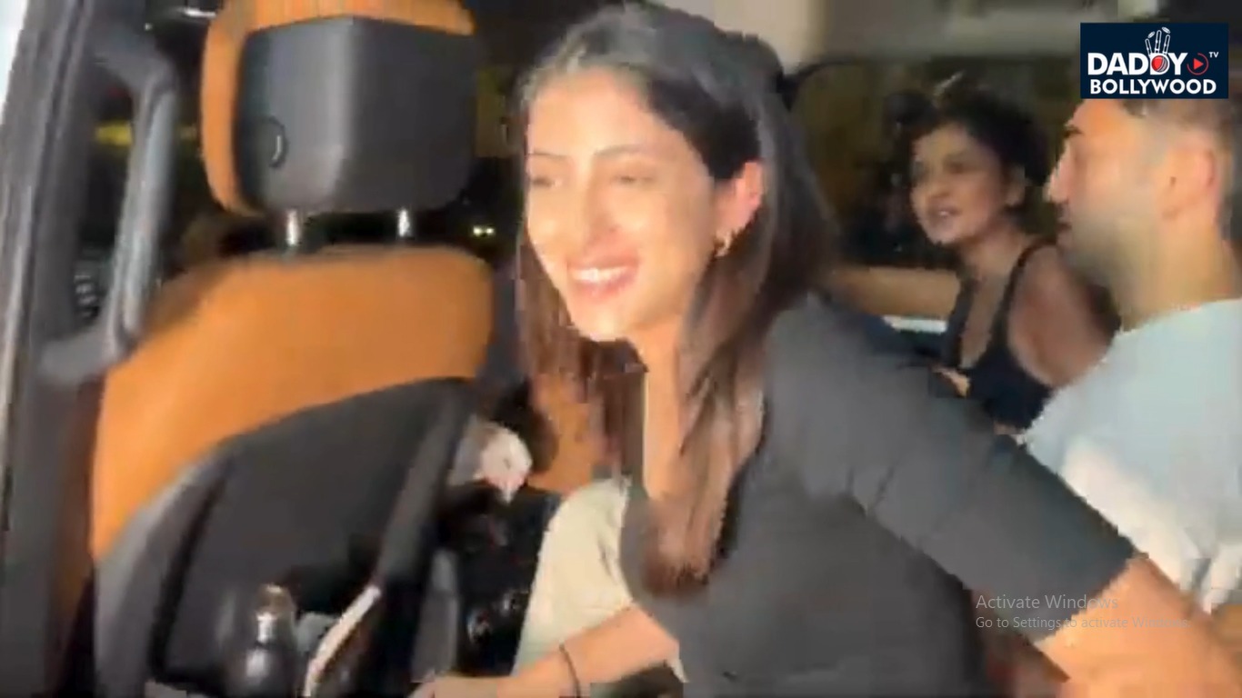 Gujarat mein Rann Utsav manane ke baad Mumbai mein doston ke saath dikhi Big B ki naatin Navya Naveli
