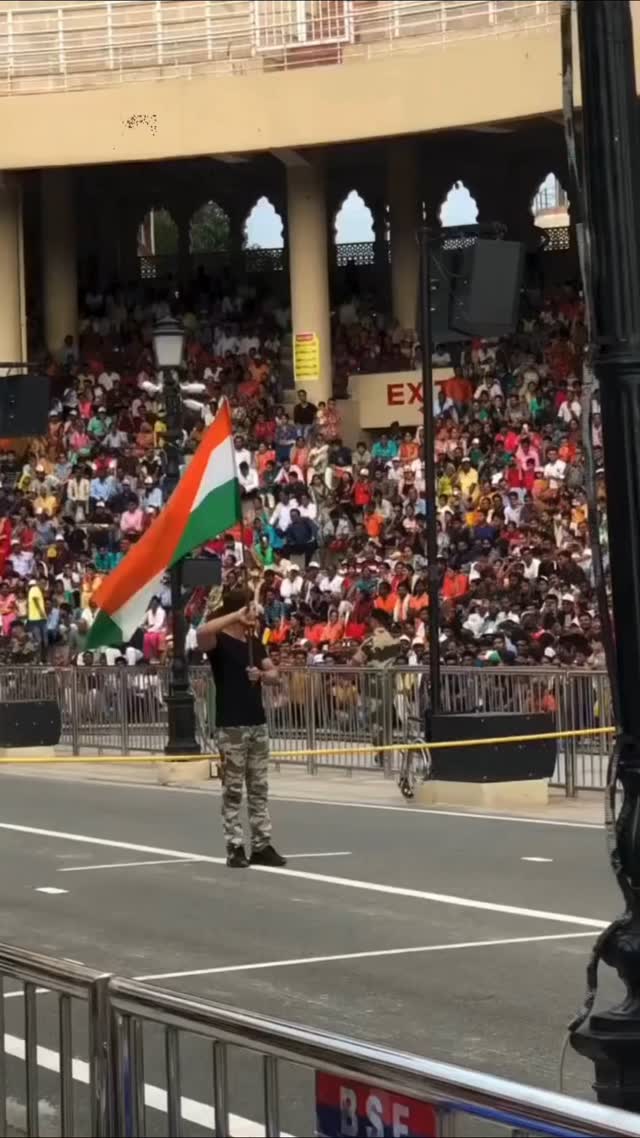 When Arjun Bijlani had the change to do this at the Wagah Border 🧡🤍💚🇮🇳