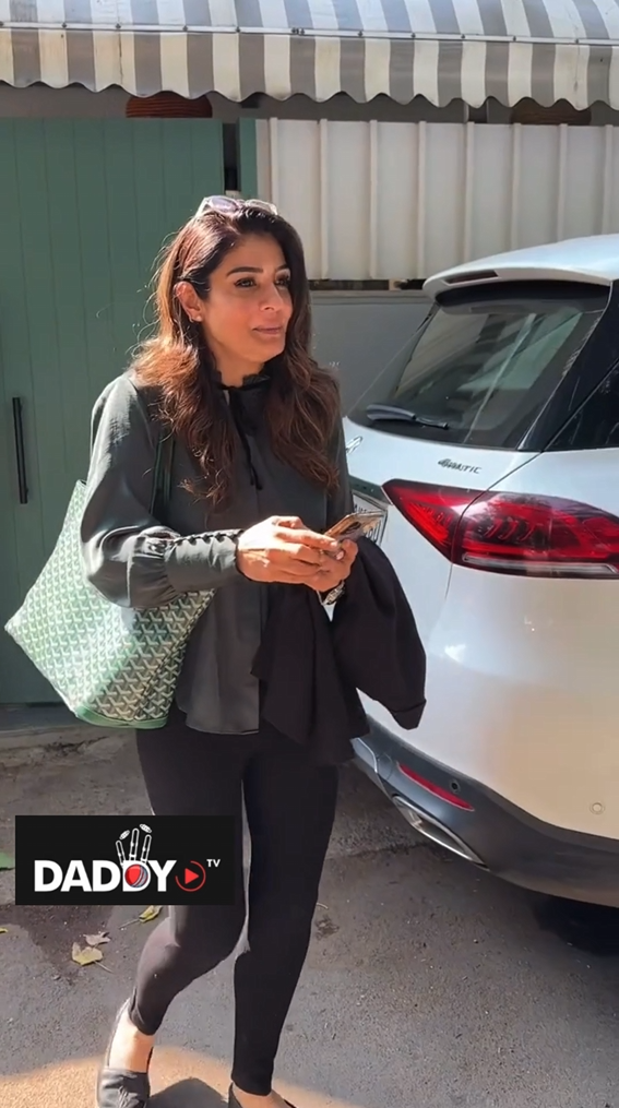 Throwback video of Raveena chit-chat with paps !!