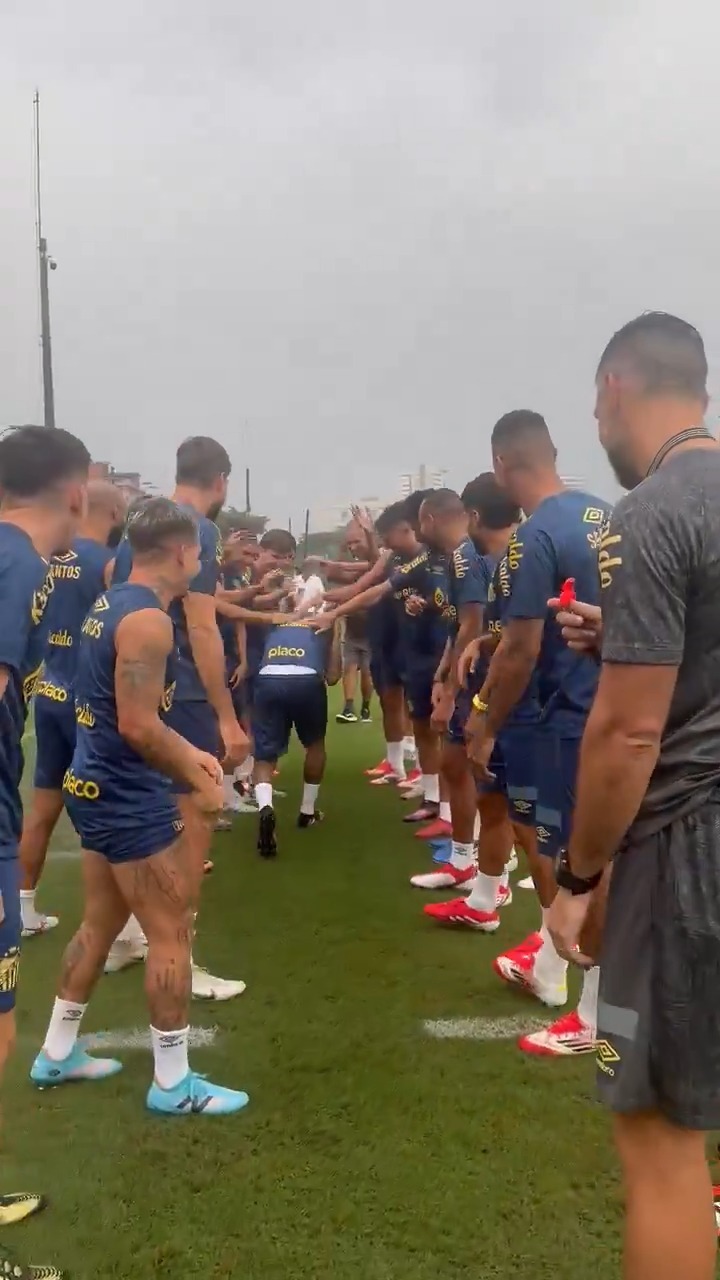 Neymar is greeted like a prince at Santos! 👑🤣