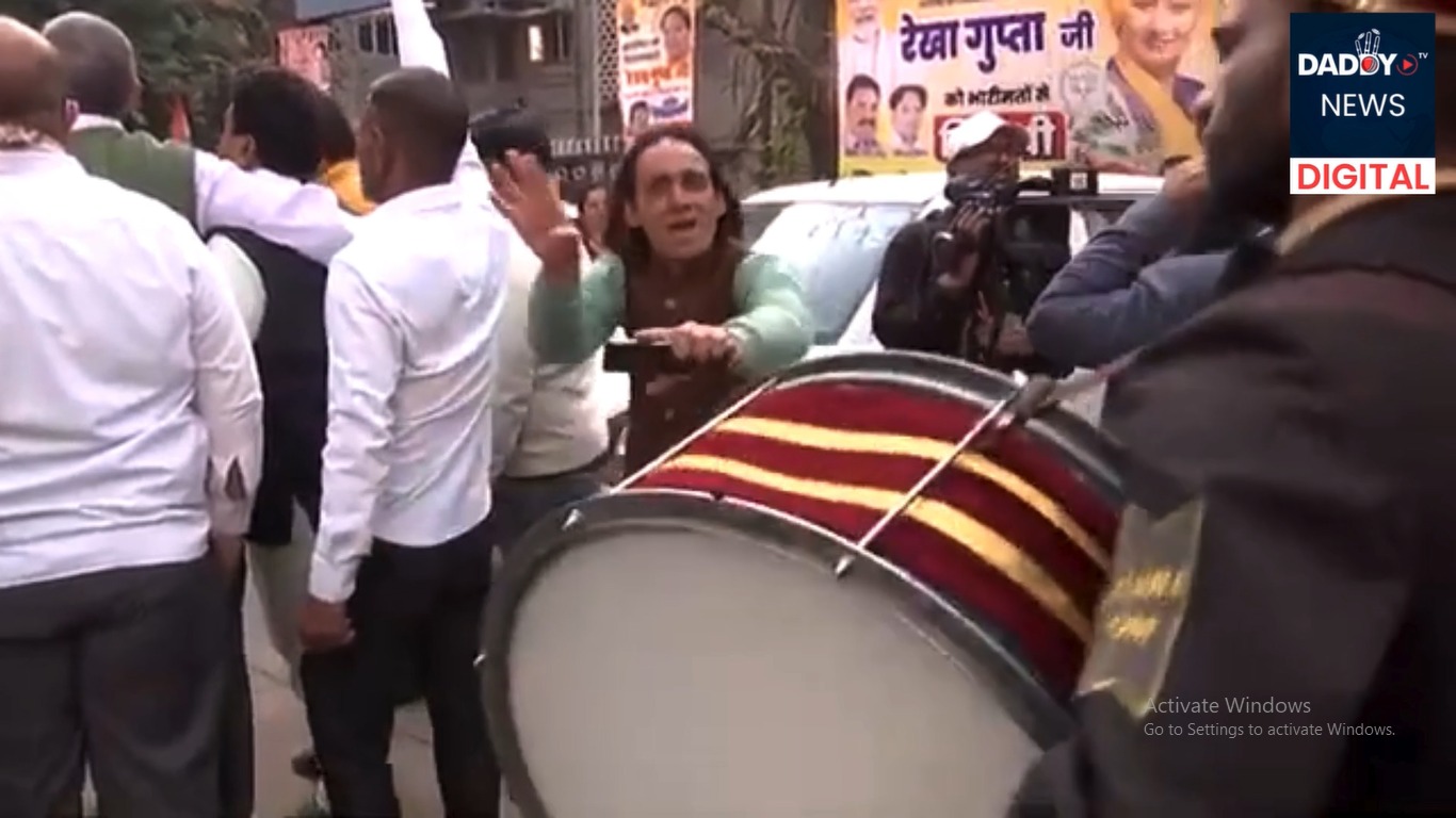 Delhi CM Oath Ceremony: रामलीला मैदान में शपथ ग्रहण की तैयारी पूरी, शपथ से पहले जश्न में डूबी दिल्ली