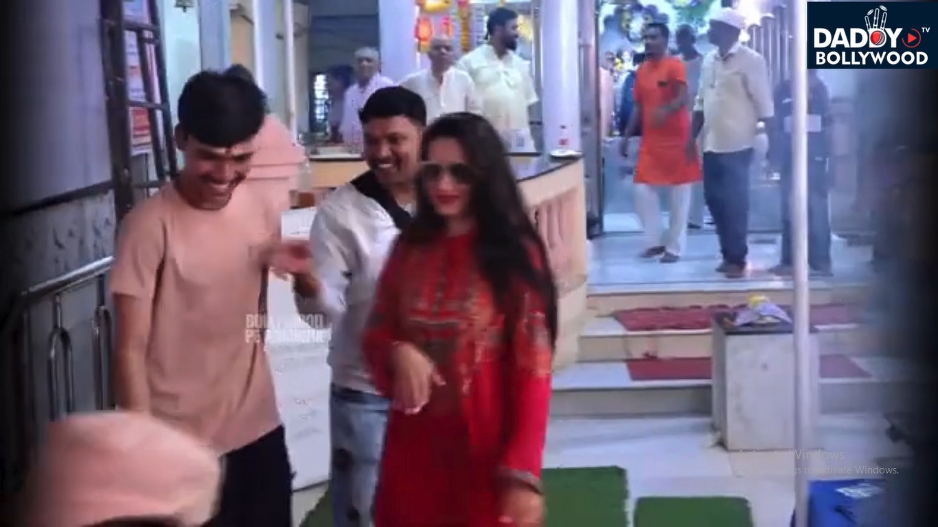 Ameesha Patel Mobbed In The Temple At Maha Shivratri