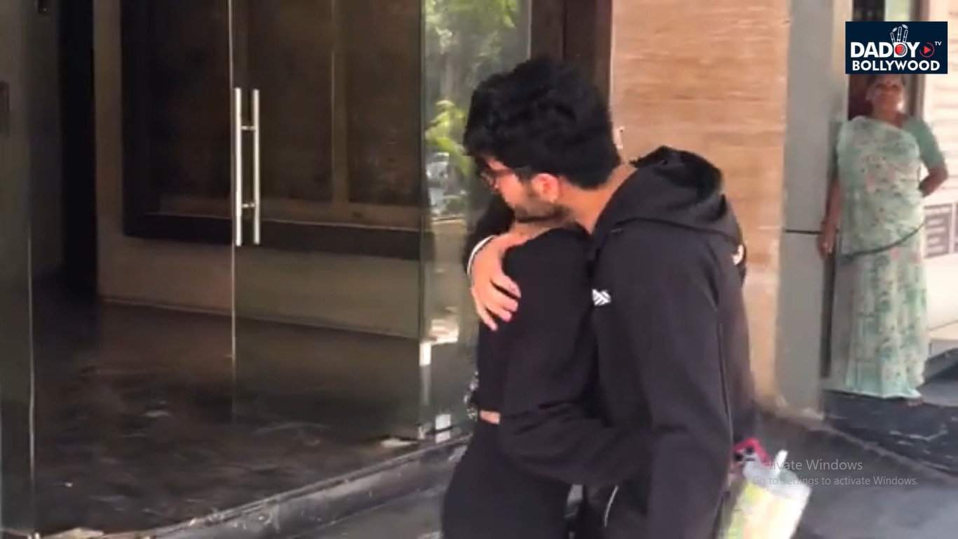 Ibrahim Ali Khan दिखे अपनी हीरोइन Khushi Kapoor के साथ, गले मिलते हुए स्पॉट