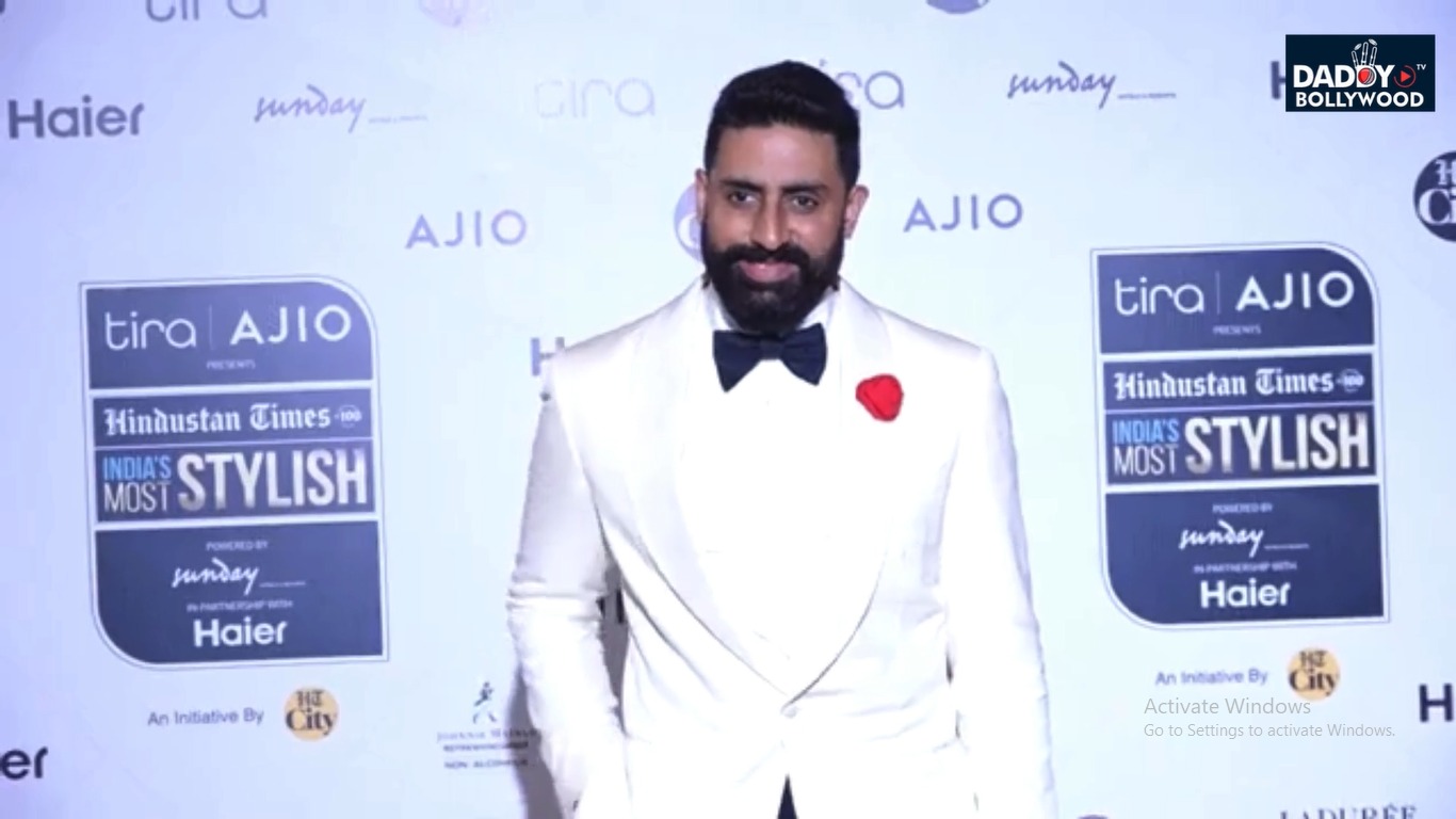 अवार्ड नाईट में पहुंचे Abhishek Bachchan, हैंडसम अंदाज़ में हुए स्पॉट