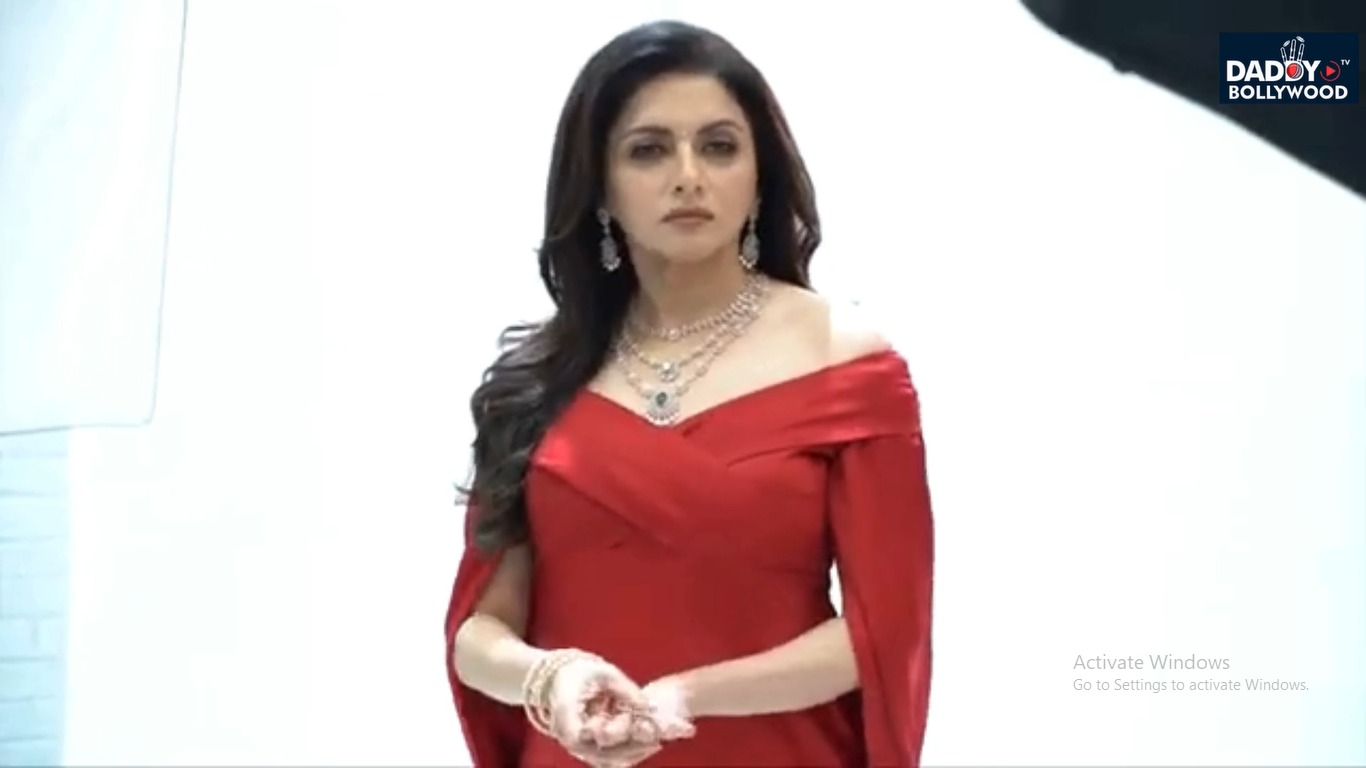 रेड ड्रेस में दिखीं Bhagyashree, शूटिंग के दौरान नजर आया ग्लैमरस अंदाज़