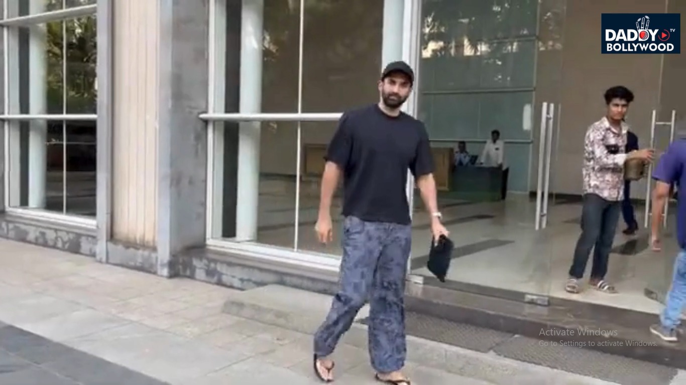 कैज़ुअल लेकिन कूल! Aditya Roy Kapur का लेटेस्ट लुक बना फैंस का फेवरेट