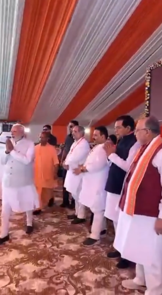 बाबा विश्वनाथ की नगरी काशी में प्रधान सेवक श्री narendramodi का आत्मीय स्वागत।