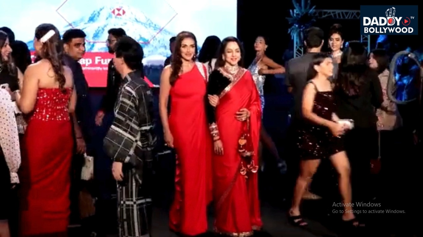 रेड ड्रेस में इवेंट में छाईं Hema Malini और बेटी Esha, मां-बेटी की जोड़ी ने लूटी महफिल