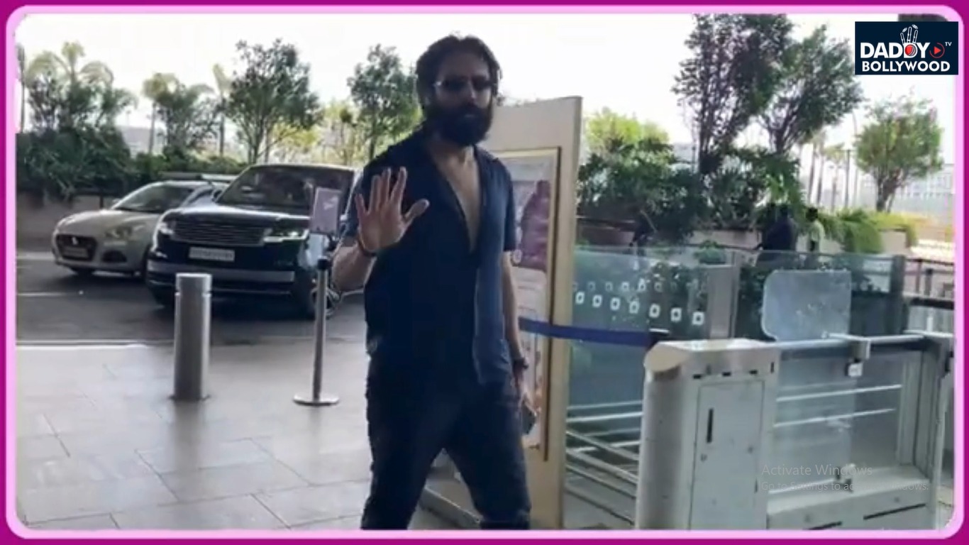 Kartik Aryan का ऑल ब्लैक लुक छाया, मुंबई एयरपोर्ट पर दिखा डैशिंग अंदाज़