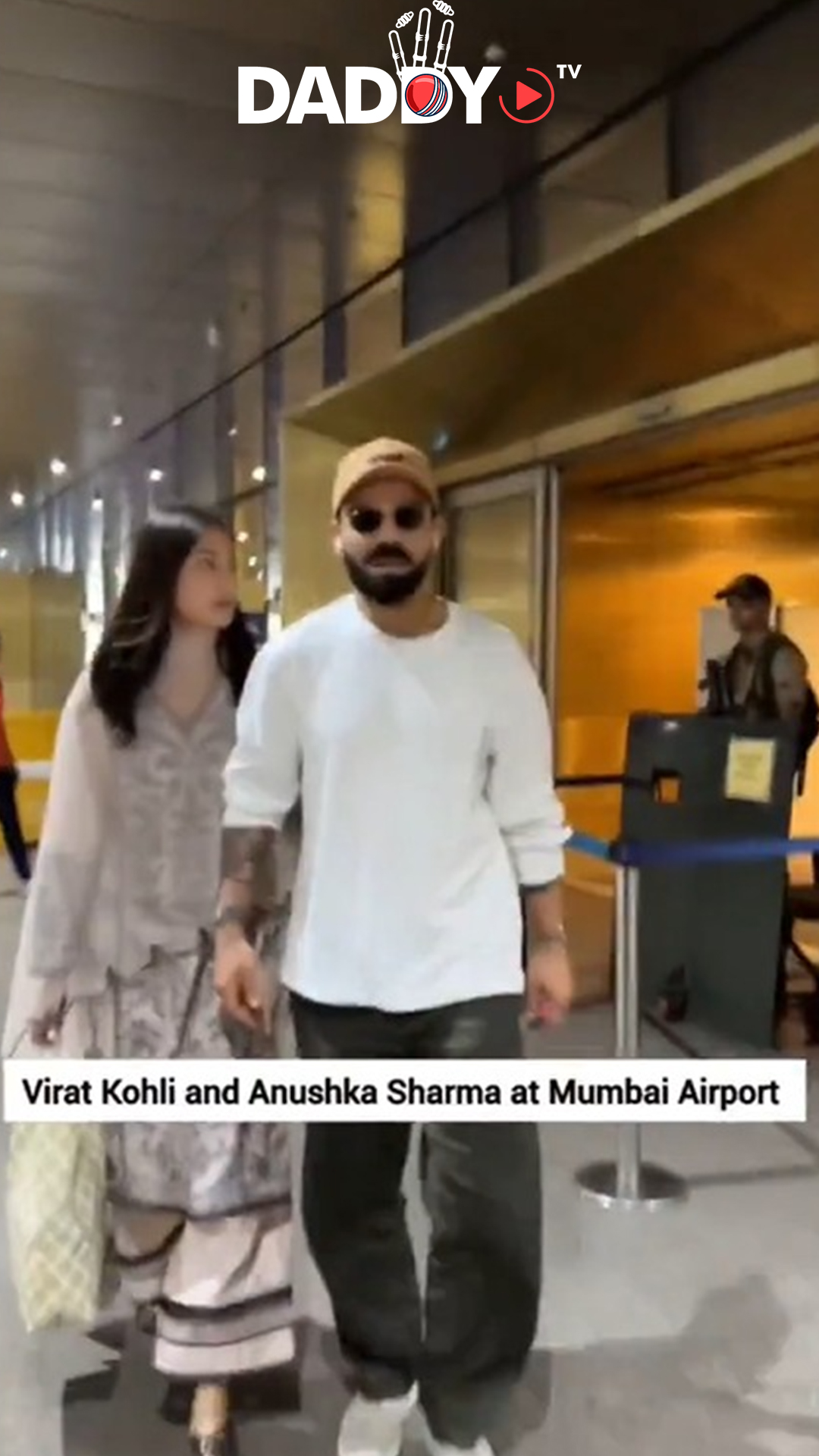 विराट कोहली और अनुष्का शर्मा मुंबई एयरपोर्ट पर स्पॉट हुए ✈️