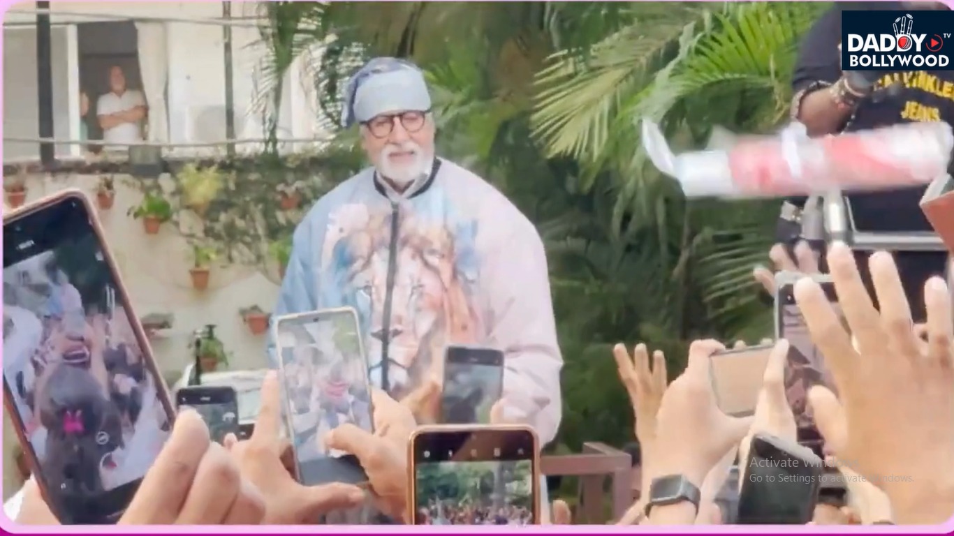 ‘जलसा’ के बाहर अमिताभ बच्चन ने फैंस को दिया संडे दर्शन, हाथ जोड़कर किया अभिवादन